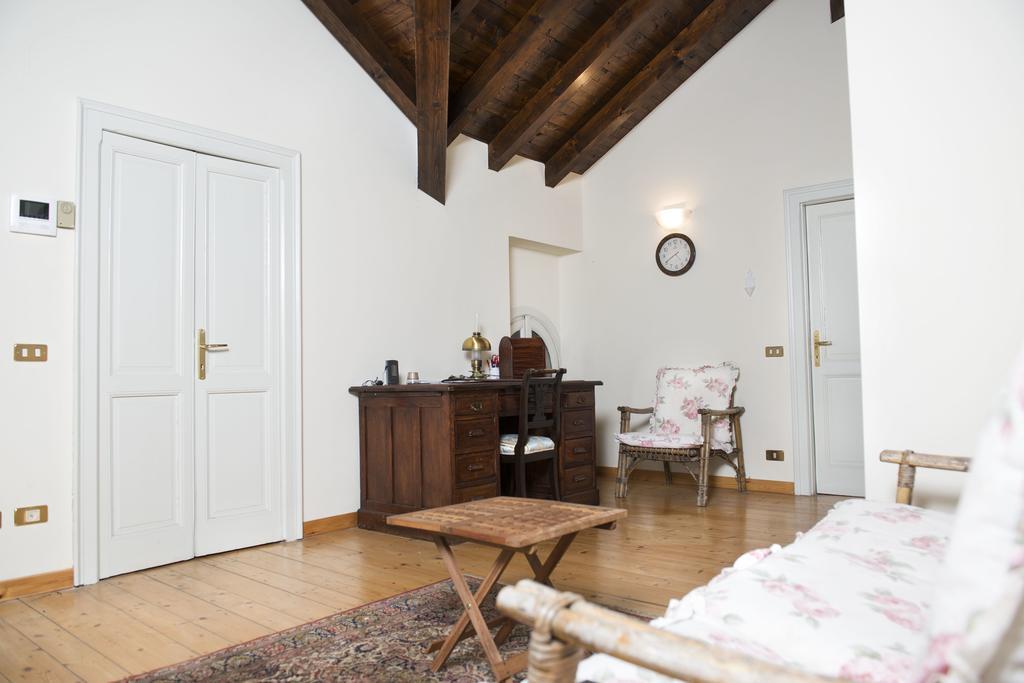 Villa Pinetina B&B Lasnigo Værelse billede